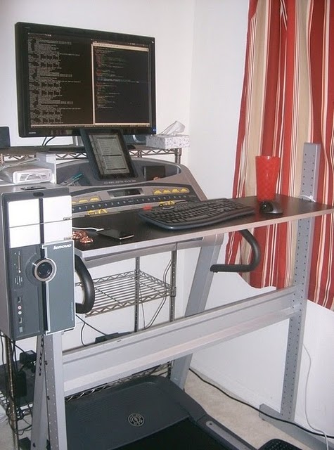 Современный компьютерный стол собранный из Икеи