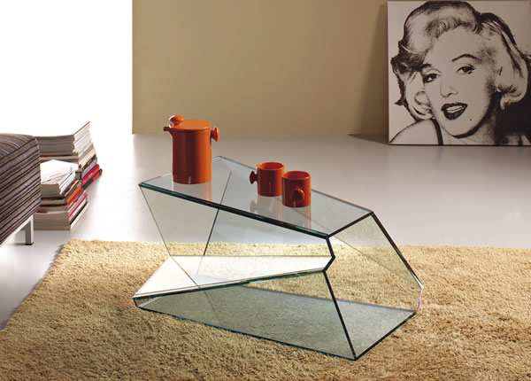 Кофейный столик журнальный из стекла. Сложная геометрия граней придпёт оригинальность.