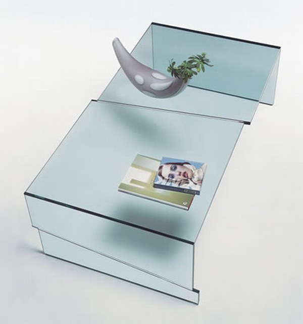 Журнальный столик выполненый из единого куска стекла. Несколько уровней основной поверхности