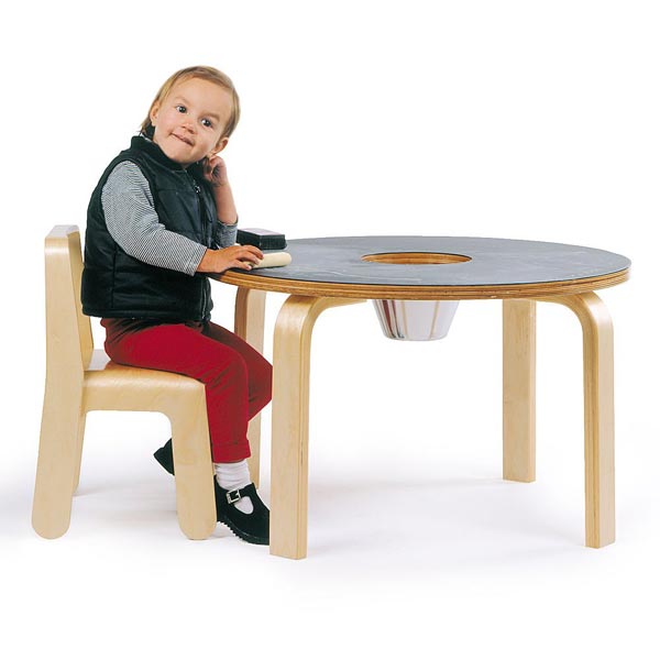 Пусть ребенок рисует прямо на столе, несколько движений влажной тряпкой и стол снова как новый!