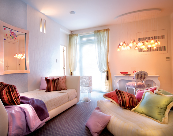 Розовые, телесные и синеватые оттенки белого в интерьере комнаты. Пример гостиной.