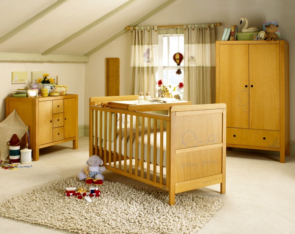 Детская комната в светлых тонах с деревянной мебелью