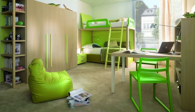 Набор детской мебели в зеленых тонах.