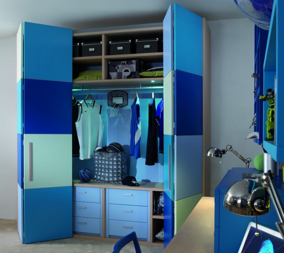 Шкаф для детской комнаты сине-голубой