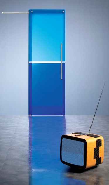 Тонированная дверь синего цвета