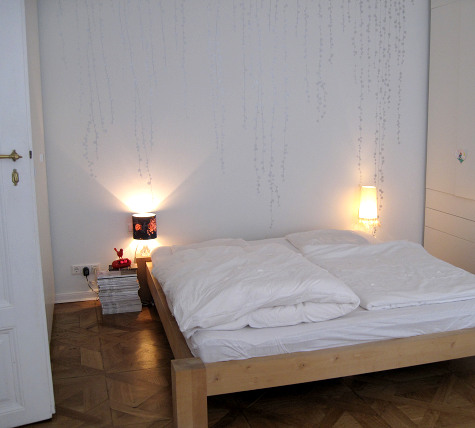 Спальня с белыми стенами