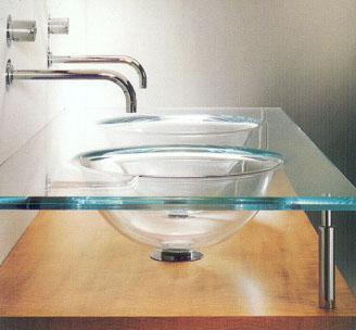 Раковина в виде сосуда из стекла для ванной