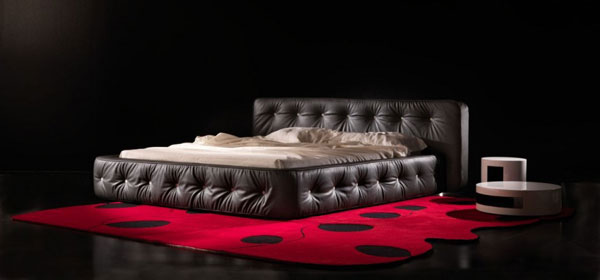 Черная кожанная кровать стеганная в стиле Честерфилд