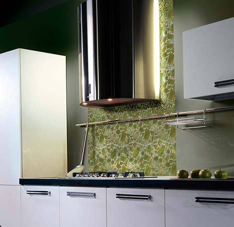 Мозаичная плитка зеленоватых тонов в оформлении кухни