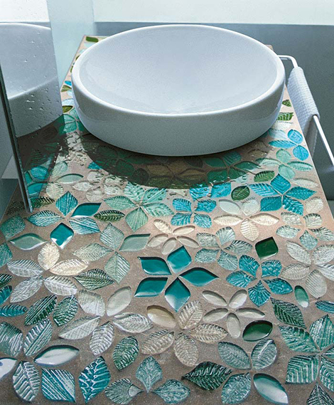 Мойка для ванной на подставке из мозаичной плитки