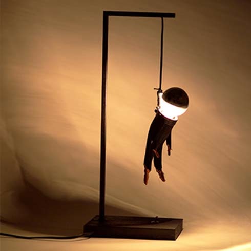 Оригинальная лампа с повешенным человечком