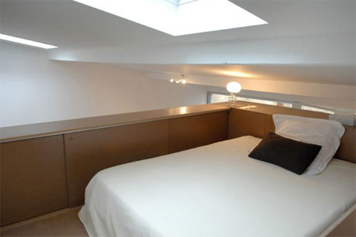 Спальня, кровать-чердак на втором уровне малометражной квартиры