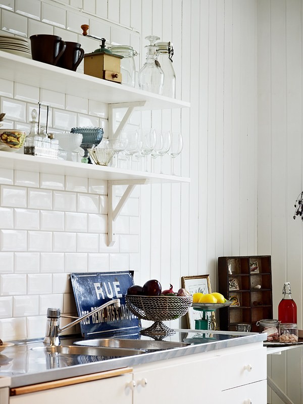 Открытые полки на кухне в скандинавском стиле