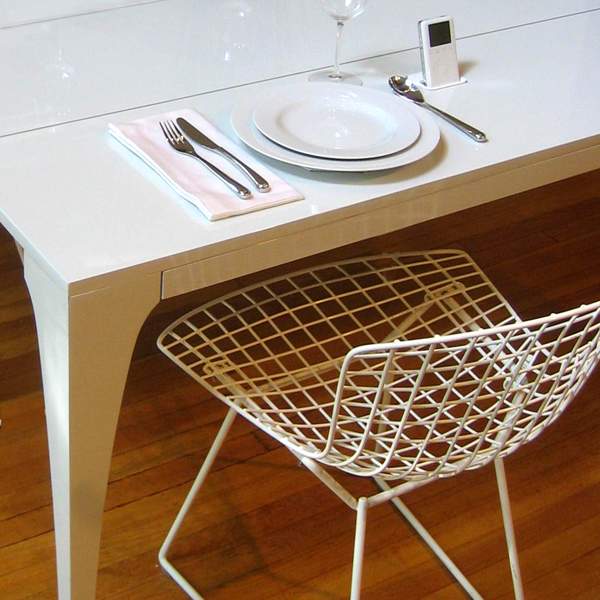 Белый полированный стол для кухни