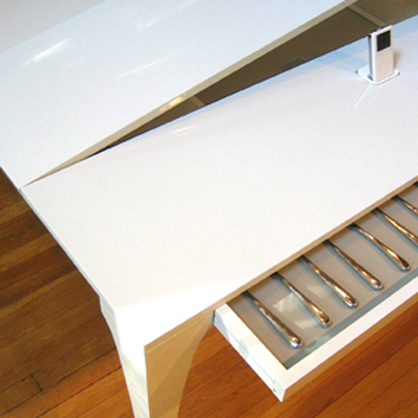 Обеденный стол с вывдвижным ящиком для приборов