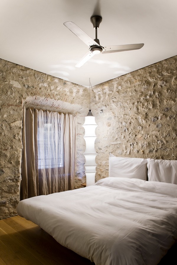 Спальня, фактура стен -- настоящая каменная кладка 16-го века