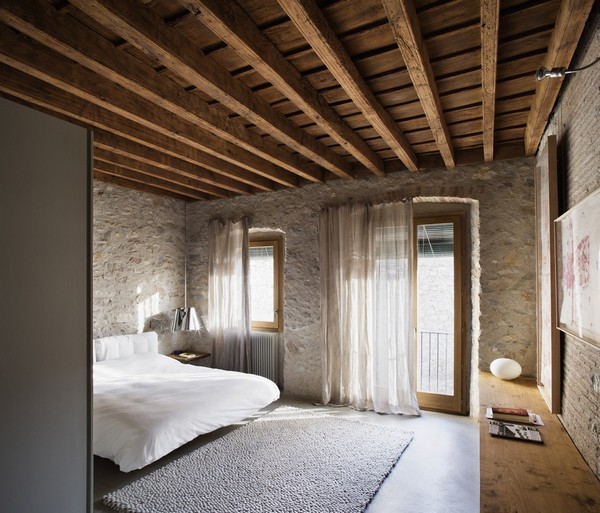 Интерьер спальни со старинным балочным потолком