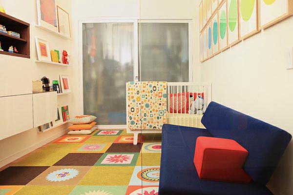 Контрастные геометрические фигуры на ковре и стенах детской комнаты