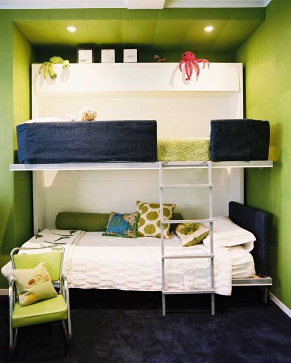 Пример организации 2 спальных мест одного над другим в узкой комнате