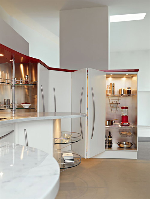 Современная кухня со шкафами с раздвижными дверцами