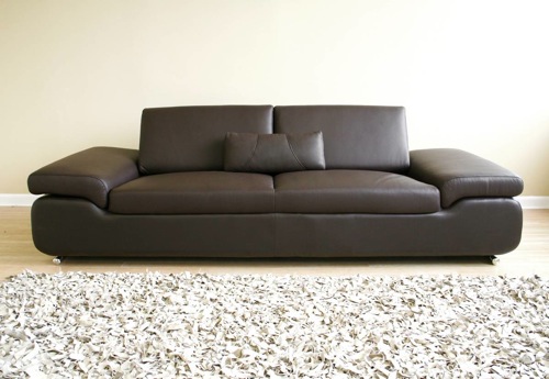 Низкий мягкий кожаный диван с удобными подлокотниками