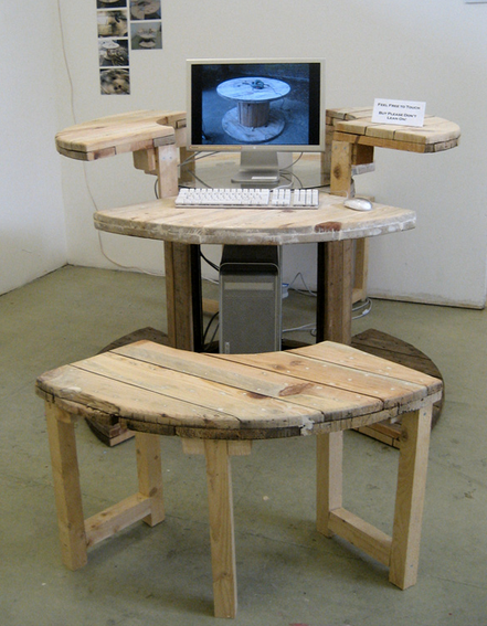 Компьютерный стол своими руками из деревянной катушки для кабеля