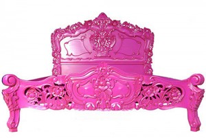Розовая резная кровать