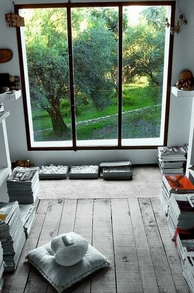 Панорамные окна в комнате для медитации