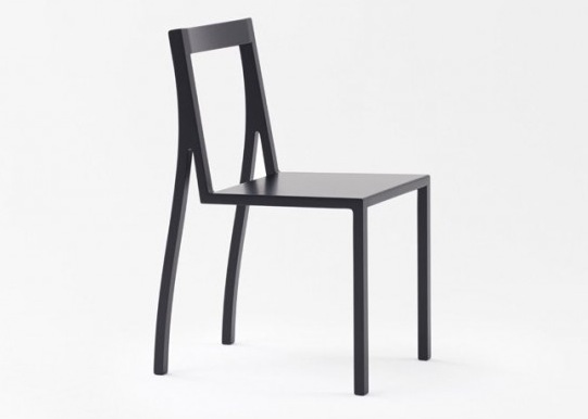 Черный стул в стиле минимализм