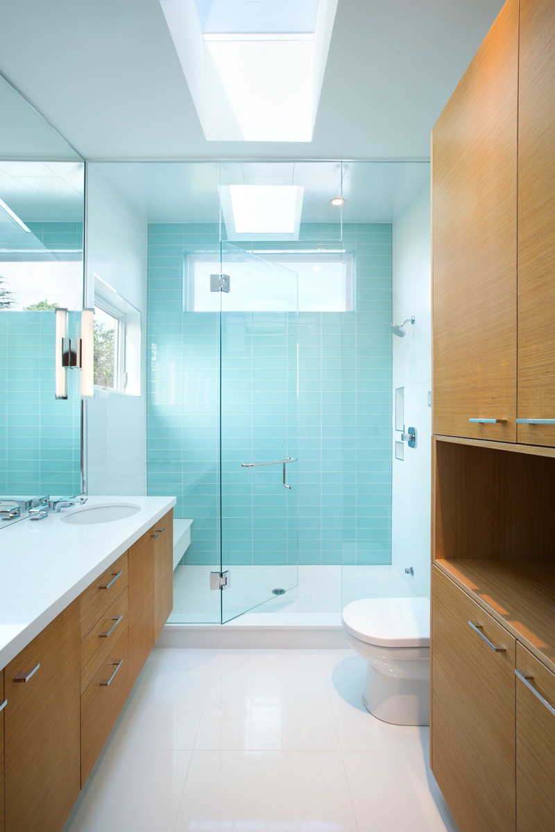 Светло-голубая плитка в ванной комнате