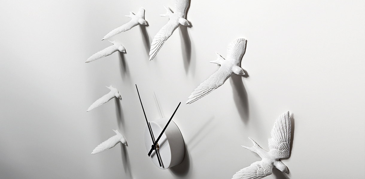 Современные часы с фигурками птиц