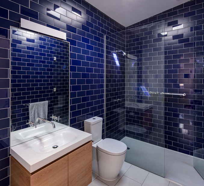 Идея дизайна ванной комнаты - смешивать и сочетать глянцевая и матовая плитка