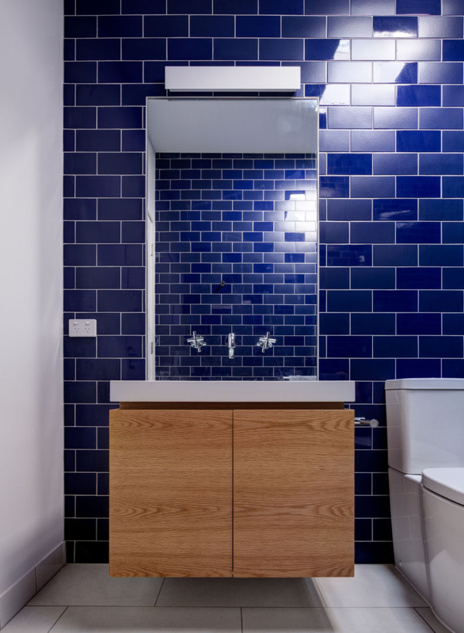 Идея дизайна ванной комнаты - смешивать и сочетать глянцевая и матовая плитка